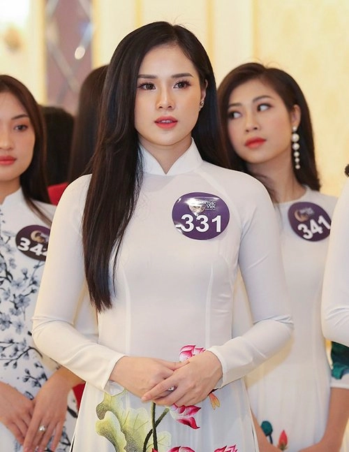 Bạn gái cầu thủ trọng đại xách túi 80 triệu sang chảnh đi thi miss world việt nam 2019