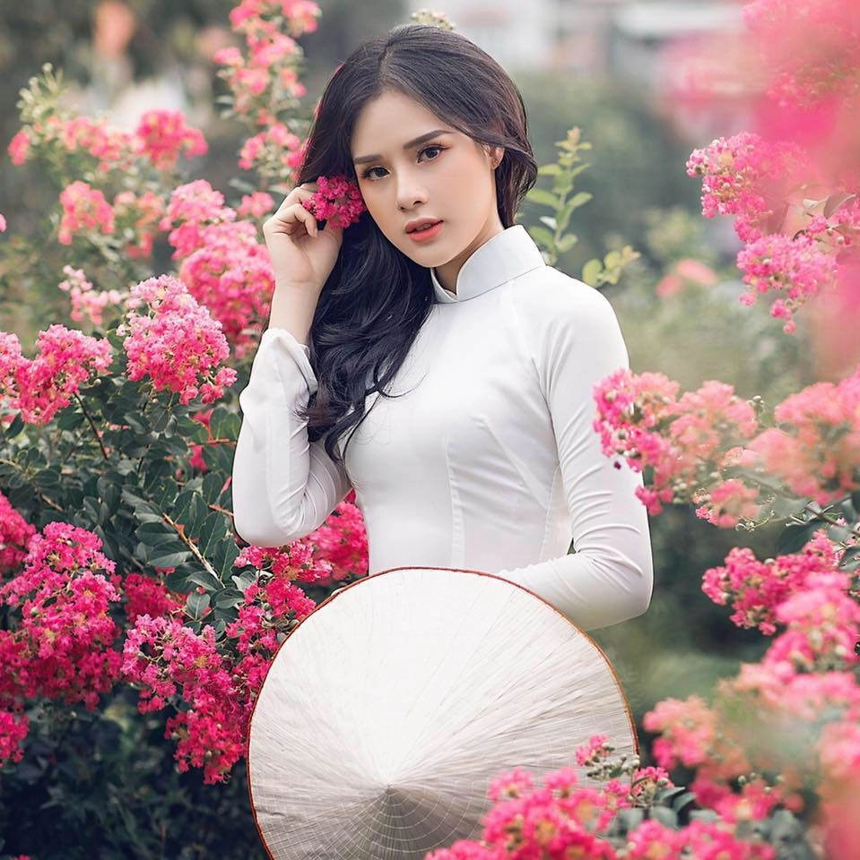 Bạn gái cầu thủ trọng đại xách túi 80 triệu sang chảnh đi thi miss world việt nam 2019