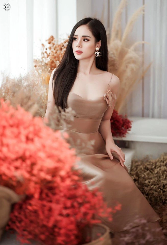 Bạn gái cầu thủ trọng đại xách túi 80 triệu sang chảnh đi thi miss world việt nam 2019