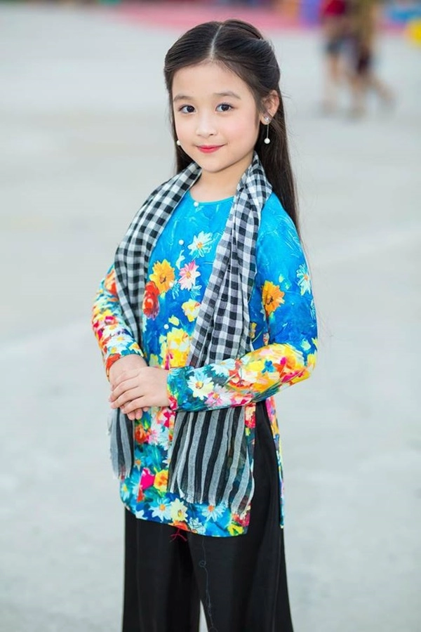 Bé gái cần thơ và hoa hậu việt nam 2016 đọ sắc khi cùng mặc áo lụa truyền thống