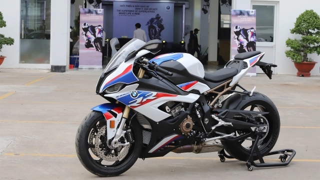 Bmw s1000rr 2011 vs s1000rr 2021 trên bàn cân thông số