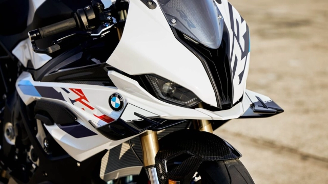 Bmw s1000rr 2023 nhận được một loạt các bản cập nhật bao gồm cả aero winglets