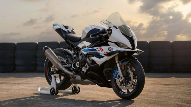 Bmw s1000rr 2023 nhận được một loạt các bản cập nhật bao gồm cả aero winglets