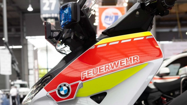 Bmw trình làng đội cứu hỏa ce 04-p và f850gs-p trong trang phục đặc biệt