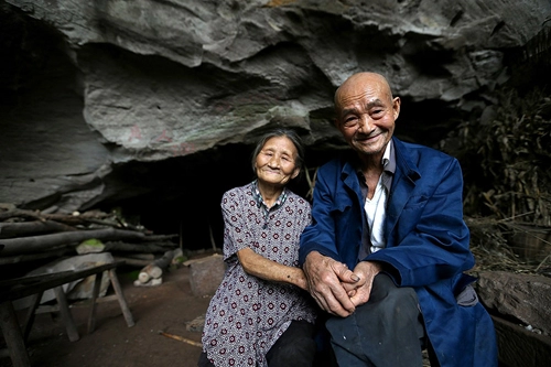Căn nhà hạnh phúc trong hang đá suốt 54 năm của cặp vợ chồng già