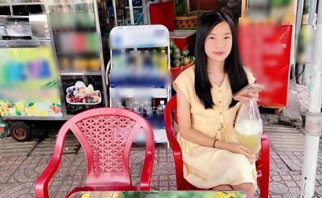 Cháu gái tỷ phú hoàng kiều về quê toàn mang dép lào bình dân so sánh với mẹ người mẫu kém xa về độ sang chảnh