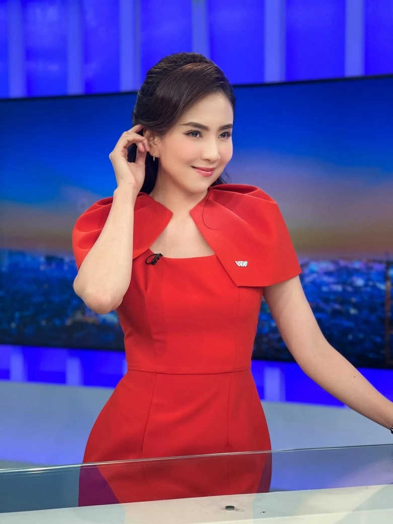 cô bé cơ bắp đẹp nhất vtv nay diện váy cúp ngực hoá nàng bạch tuyết quyến rũ nơi thảm đỏ