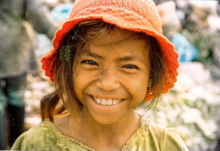 Cô bé nhặt rác đổi đời chỉ nhờ một nụ cười cuộc sống đáng ngưỡng mộ sau 15 năm nỗ lực