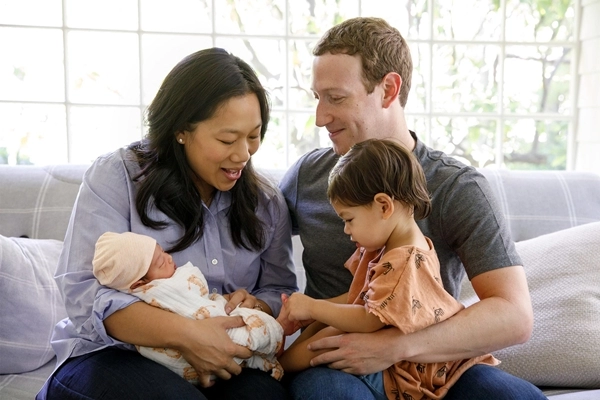 Con gái thứ 2 chào đời ông chủ facebook nhắn nhủ ba mong con đừng lớn quá nhanh