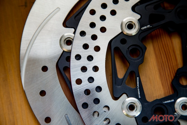 Đĩa phanh gốm carbon sẽ dần thay thế đĩa phanh bằng thép trong motogp