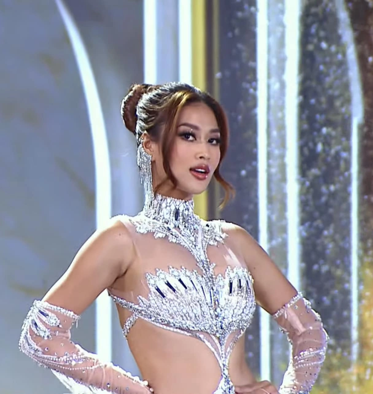 Đoàn thiên ân khoe trình đá lông nheo catwalk bốc như gái latin tại bán kết miss grand international 2022