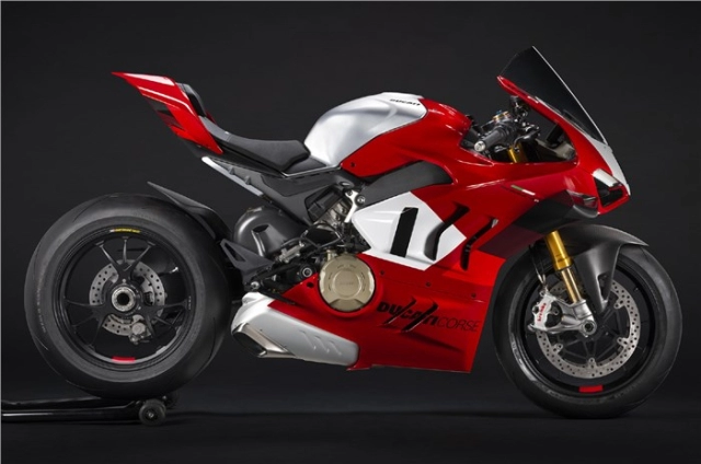 Ducati panigale v4 r 2023 và bmw m1000rr 2023 trên bàn cân thông số