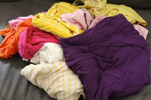 Đừng vứt quần áo cũ đi đan ngay thành thảm trải nhà đỡ tốn tiền mua