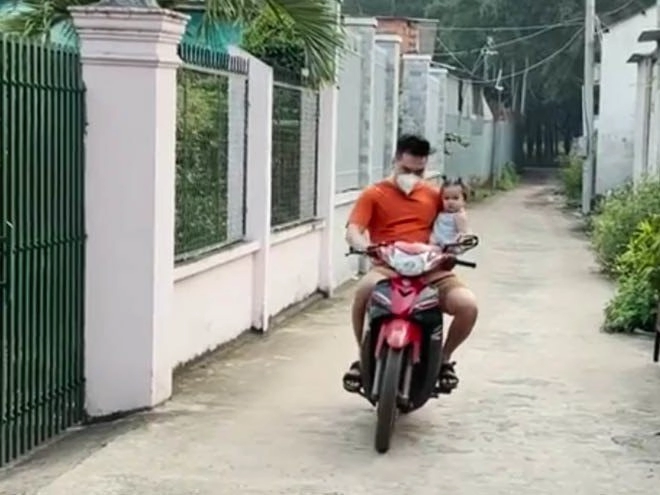 Được bố chủ tịch chở bằng xe máy con gái đông nhi bị trêu đội mũ bảo hiểm sai