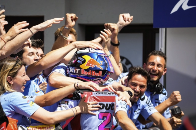 Enea bastianini giành chiến thắng thứ ba giật gân trong mùa giải motogp 2022