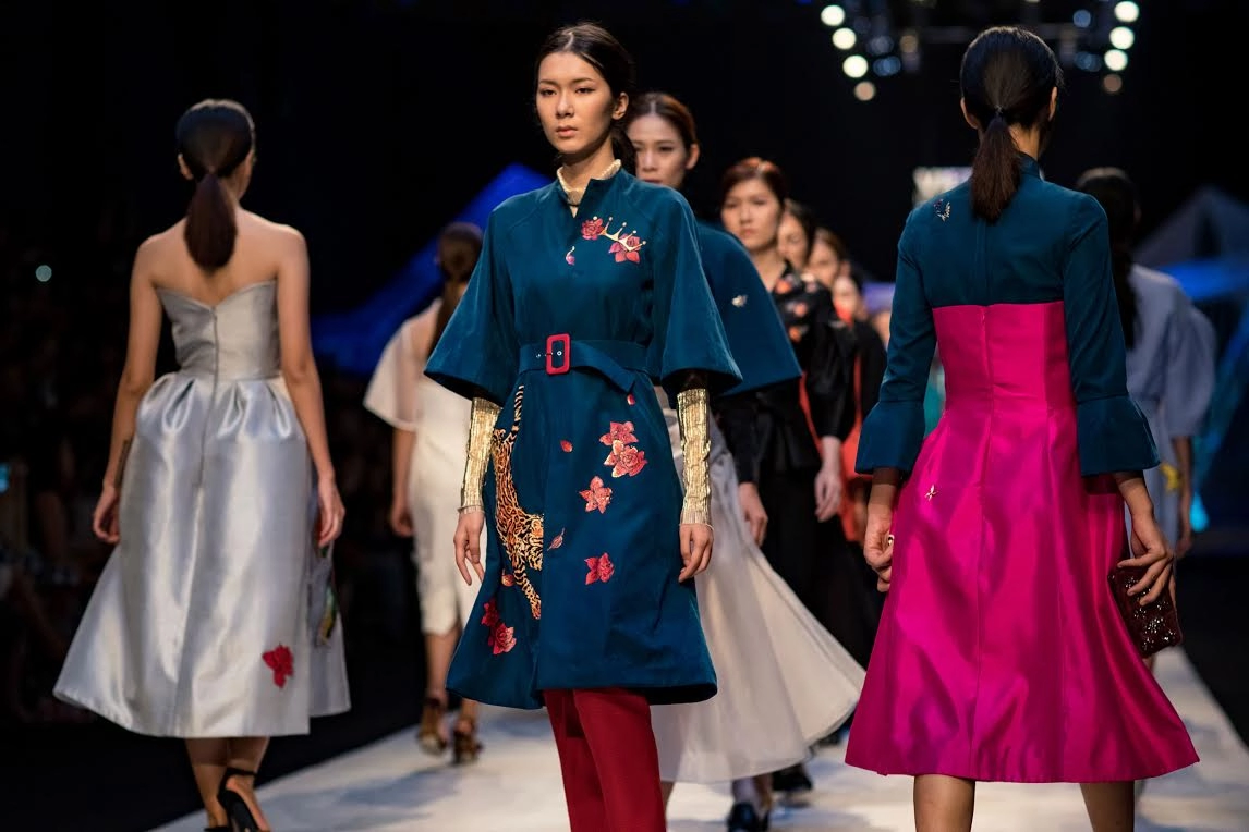 Hoạ tiết vẽ lên ngôi tại vietnam international fashion week 2017