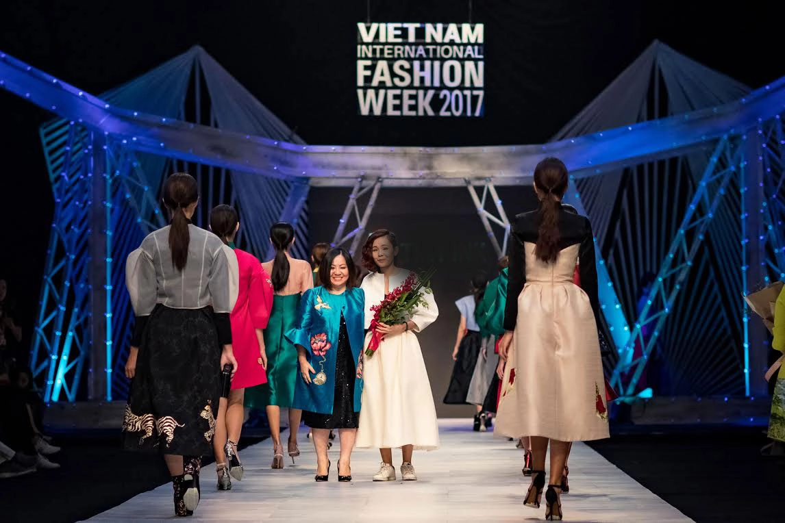 Hoạ tiết vẽ lên ngôi tại vietnam international fashion week 2017