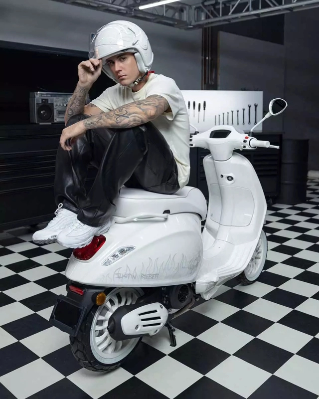 Justin bieber x vespa - cực phẩm vừa lộ diện làm mất màu vespa 946 dior