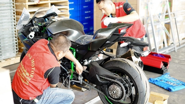 Kawasaki ninja h2 carbon 2021 đầu tiên vừa cập bến việt nam