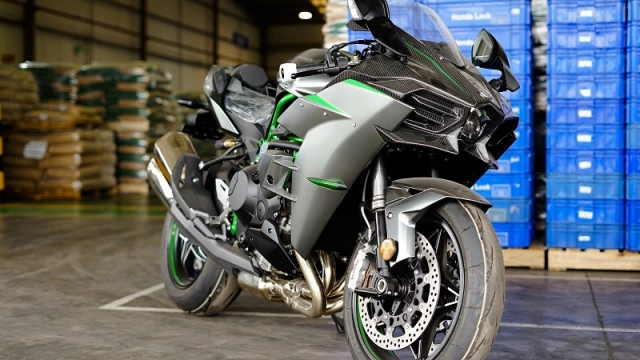 Kawasaki ninja h2 carbon 2021 đầu tiên vừa cập bến việt nam