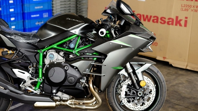 Kawasaki ninja h2 carbon 2021 đầu tiên vừa cập bến việt nam