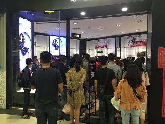 Mặt trái black friday treo đầu dê bán thịt chó