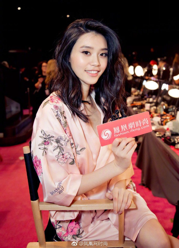 Ming xi té sấp mặt trên sàn diễn đây chính là cú ngã đầu tiên trong lịch sử vs show