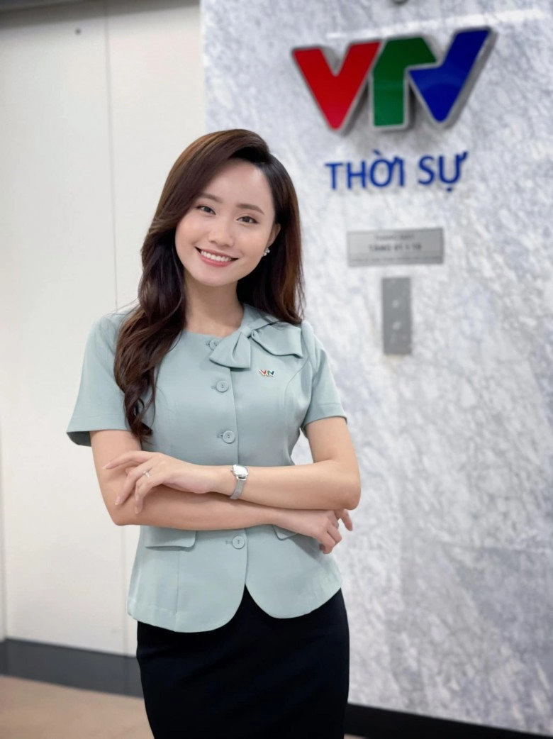 Mỹ nhân vtv bầu bì đi quay bản tin mang thai 5 tháng mà giấu dáng tinh tế hết cỡ