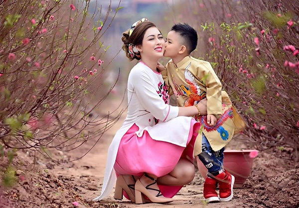 Những nàng single mom mạnh mẽ một tay nuôi con vẫn có thu nhập khủng sau ly hôn