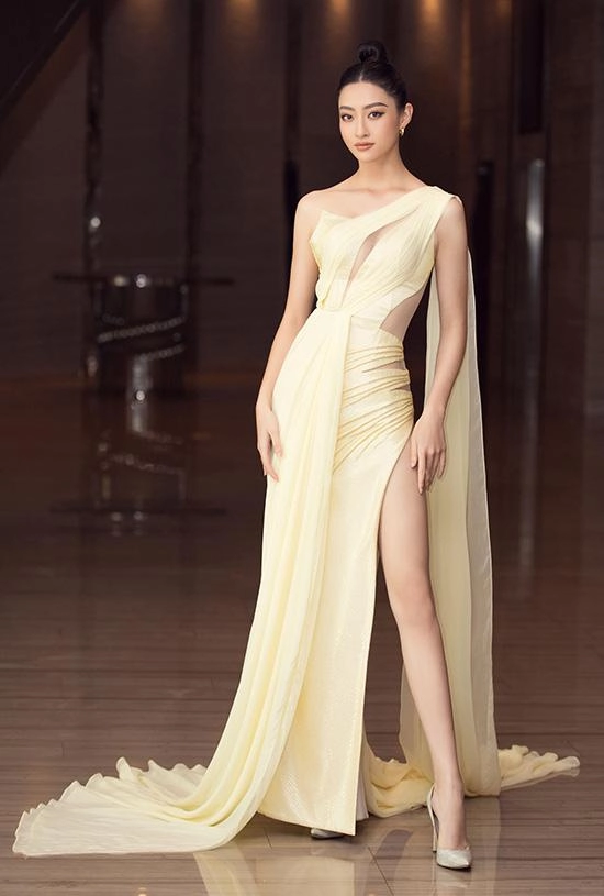 Ninh dương lan ngọc táo bạo với nội y siêu mảnh mỹ nhân cao bằng chân dài 1m22 diện váy xẻ cao