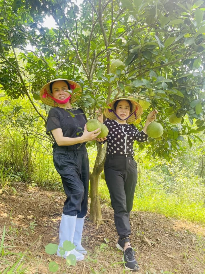 Nữ đại gia quê thanh hoá đi rừng đội nón lá nhưng ăn mặc đắt xắt ra miếng bộ nào cũng sang