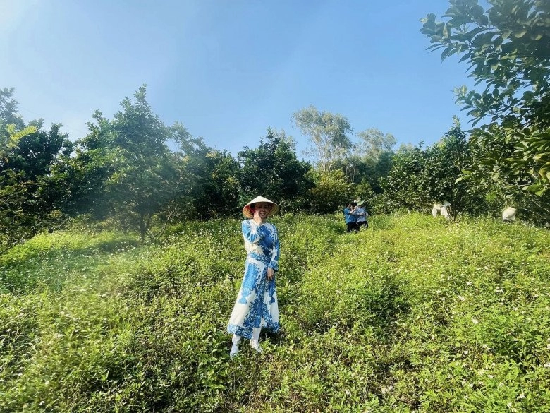 Nữ đại gia quê thanh hoá đi rừng đội nón lá nhưng ăn mặc đắt xắt ra miếng bộ nào cũng sang