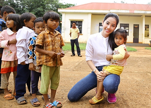 Quang lê nam em vượt đường xa đi từ thiện dịp trung thu