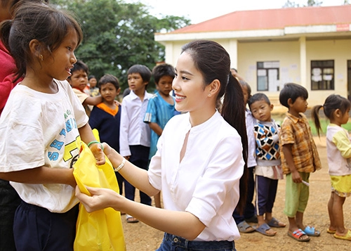 Quang lê nam em vượt đường xa đi từ thiện dịp trung thu