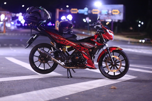 Satria 150 độ khoe dáng trong màn đêm vô tận