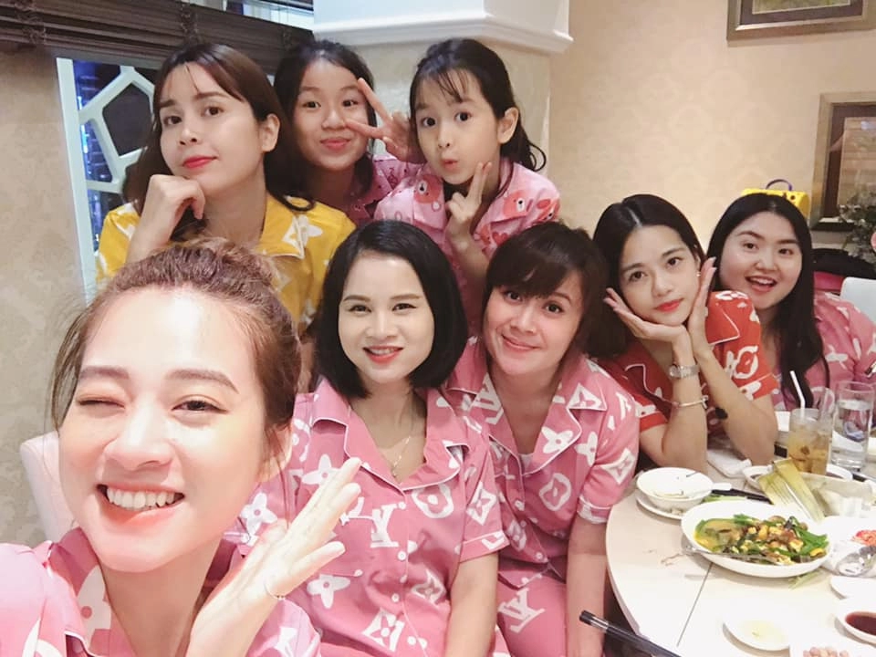 Sau nhã phương cả nhà lưu hương giang lớn bé đồng loạt diện đồ ngủ trong ngày trọng đại