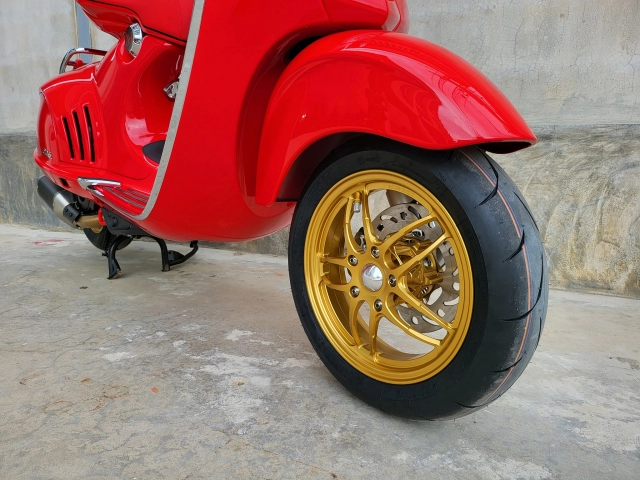 Siêu phẩm vespa 946 hoàn thiện hơn với dàn chân racing