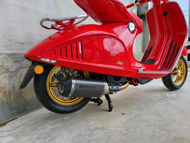 Siêu phẩm vespa 946 hoàn thiện hơn với dàn chân racing