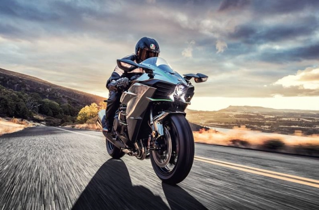 Suzuki hayabusa 2021 và kawasaki ninja h2 trên bàn cân thông số