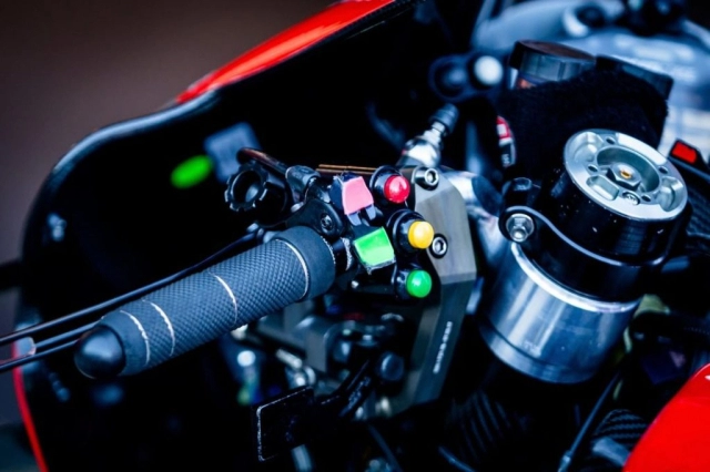 Tại sao các nút bên trái công tắc trong các cuộc đua motogp luôn được chọn màu sáng