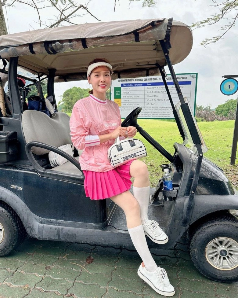 Thời trang đánh golf của hotgirl sam xinh hơn hiền hồ đắt hơn hoa hậu đẳng cấp đại gia tài sản 50 tỷ