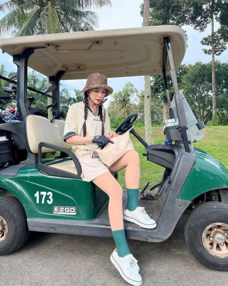 Thời trang đánh golf của hotgirl sam xinh hơn hiền hồ đắt hơn hoa hậu đẳng cấp đại gia tài sản 50 tỷ