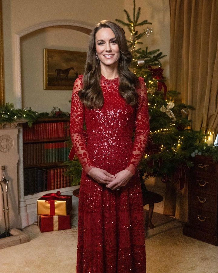 Tung ảnh giáng sinh kate middleton mắc lỗi thời trang khó hiểu eo mất hút như thể có tin vui