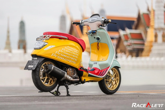 Vespa sprint độ đầy sắc màu bung lụa giữa phố thái