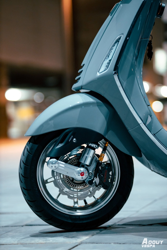 Vespa sprint khoe dáng cực chất trong màn đêm thần bí