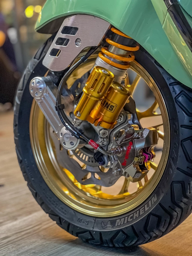 Vespa sprint sở hữu dàn chân full billet cùng 4 cây phuộc ohlins