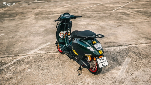 Vespa sprint trở thành tâm điểm chú ý với dàn chân nóng bỏng