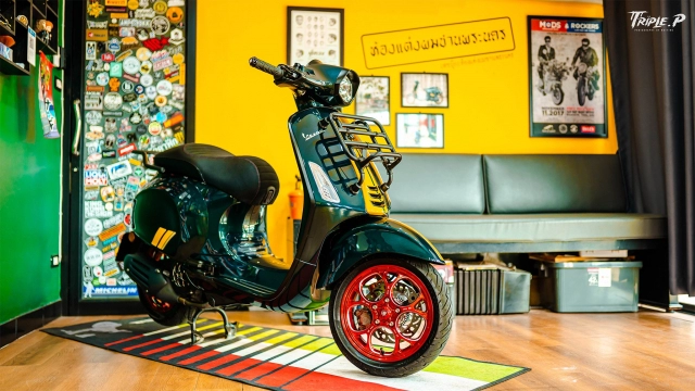 Vespa sprint trở thành tâm điểm chú ý với dàn chân nóng bỏng