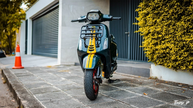 Vespa sprint trở thành tâm điểm chú ý với dàn chân nóng bỏng