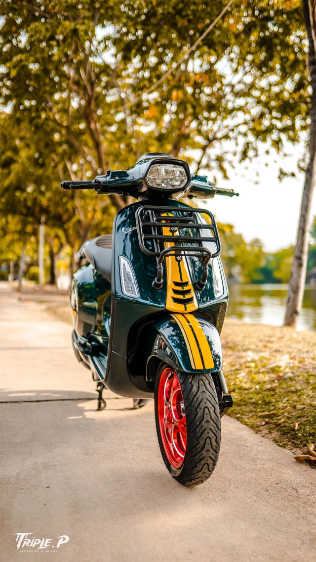 Vespa sprint trở thành tâm điểm chú ý với dàn chân nóng bỏng